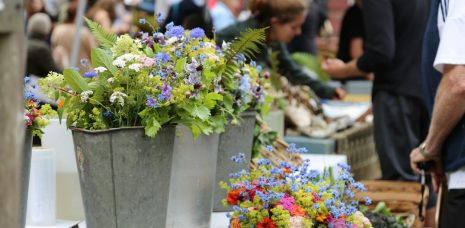 Marktstand mit Blumen im Frühling