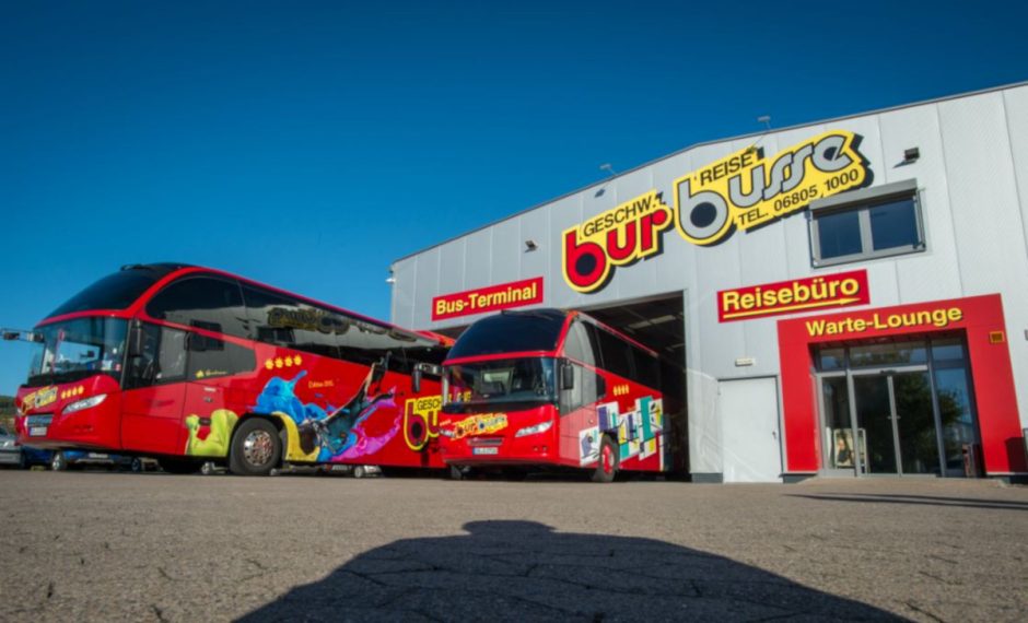 Die markanten roten Busse mit gelb-rotem Schriftzug vor dem Reise-Terminal in Kleinbittersdorf. Foto: Bur Busse