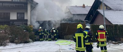 Garagenbrand in Bliesen: Zwei Menschen verletzt, zwei Pkw ausgebrannt