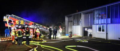 Schmorbrand in Lagerhalle in Bischmisheim ausgebrochen