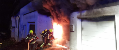 Riegelsberg: Doppelgarage steht in Flammen - 30 Einsatzkräfte vor Ort