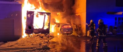 Pkw und Wohnwagen brennen in St. Ingbert aus - Flammen schlagen an Wohnhaus-Fassade hoch