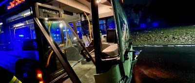 Blitzeis in Neunkirchen: Linienbus kracht frontal in Mauer, Fahrer wird verletzt