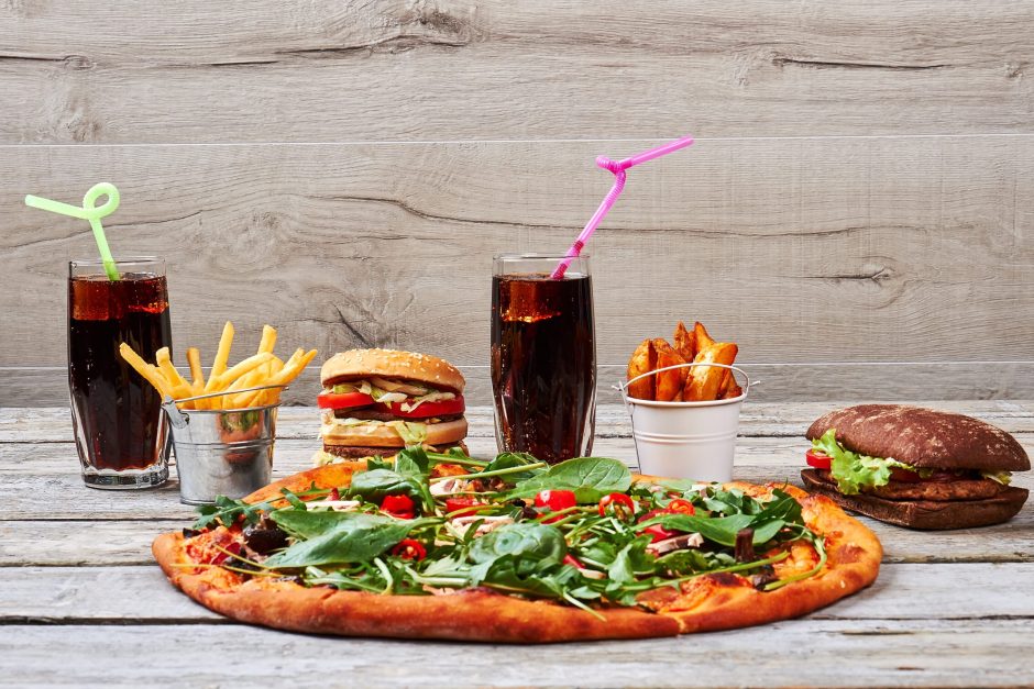 Das Bild zeigt Fast Food mit Pizza, Burger und Cola.