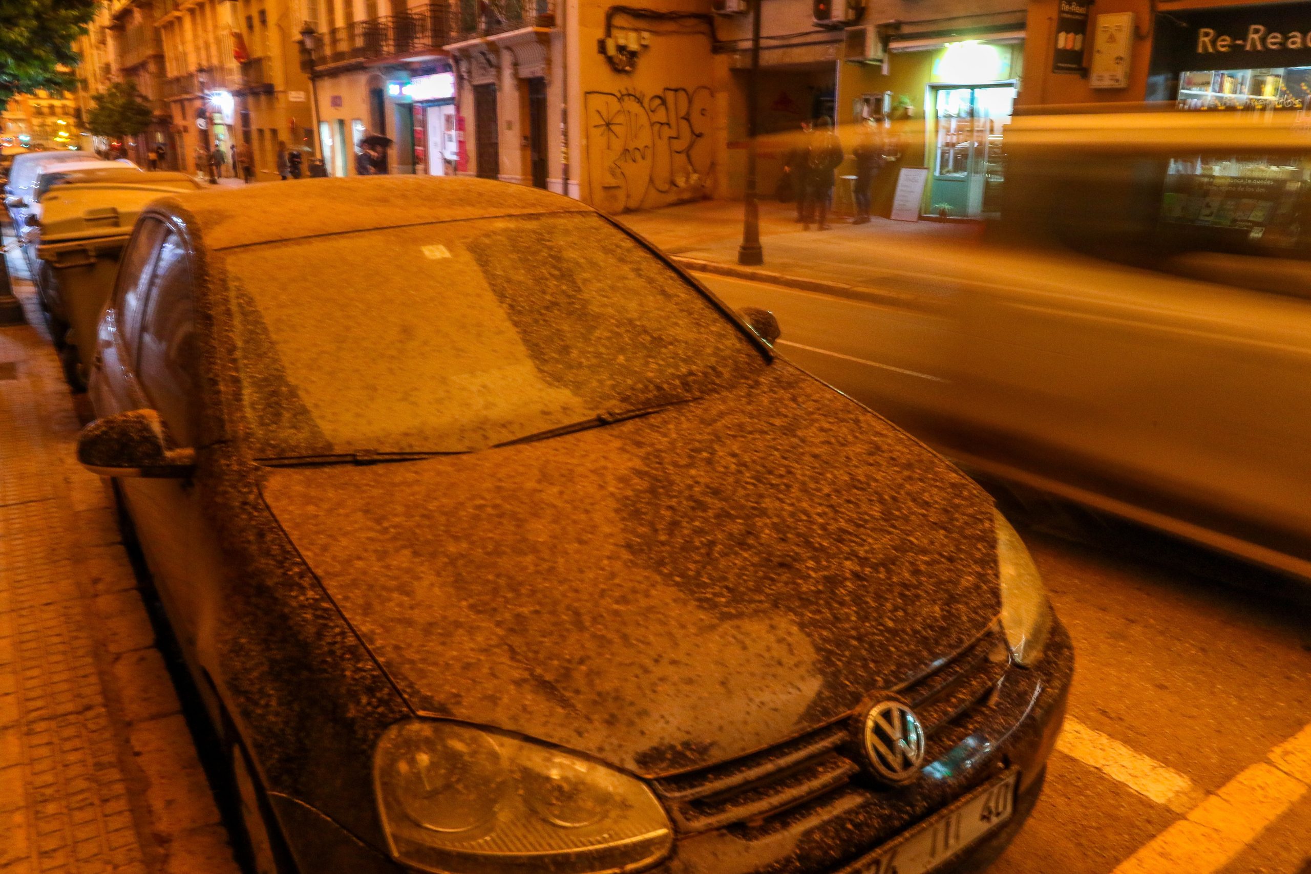 Saharastaub vom Auto entfernen: So vermeidet ihr Lackkratzer