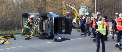 Schwerer Unfall in Burbach: Auto prallt gegen Bagger - Fahrer bewusstlos