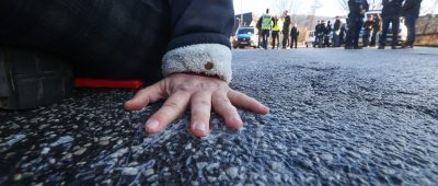 So löst die Polizei Klimaaktivisten von der Straße - ohne Haut zu lassen