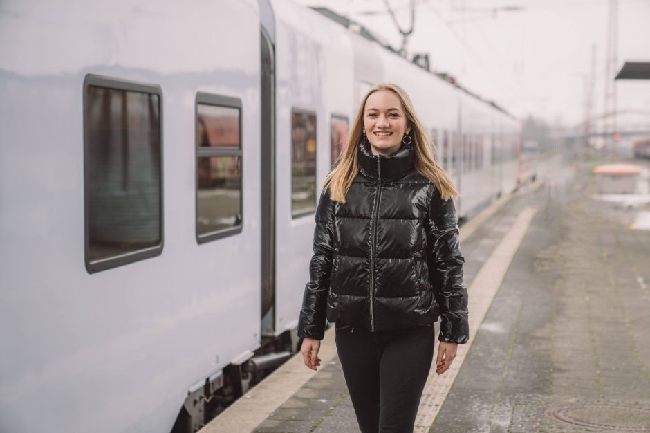 Bundestagsabgeordnete? Bei einer ihrer ersten Bahnfahrten nach Berlin erntete Emily einen sehr überraschten Blick von der Kontrolleurin. Foto: Fionn Grosse