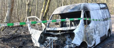 Abgebrannter Transporter im Wald bei Gersweiler gefunden: Fall gibt Polizei Rätsel auf