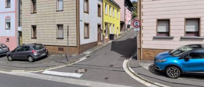 Tödlicher Unfall in Homburg: Seniorin (†75) kollidiert mit Auto und Hauswand