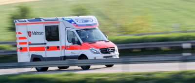 Kind (11) bei Unfall in Riegelsberg verletzt: Kollision zwischen Auto und Elektroroller