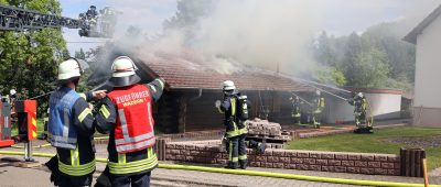 Großeinsatz bei Brand eines Holzhauses in Wadern-Bardenbach: Feuerwehrmann kollabiert in Hitze
