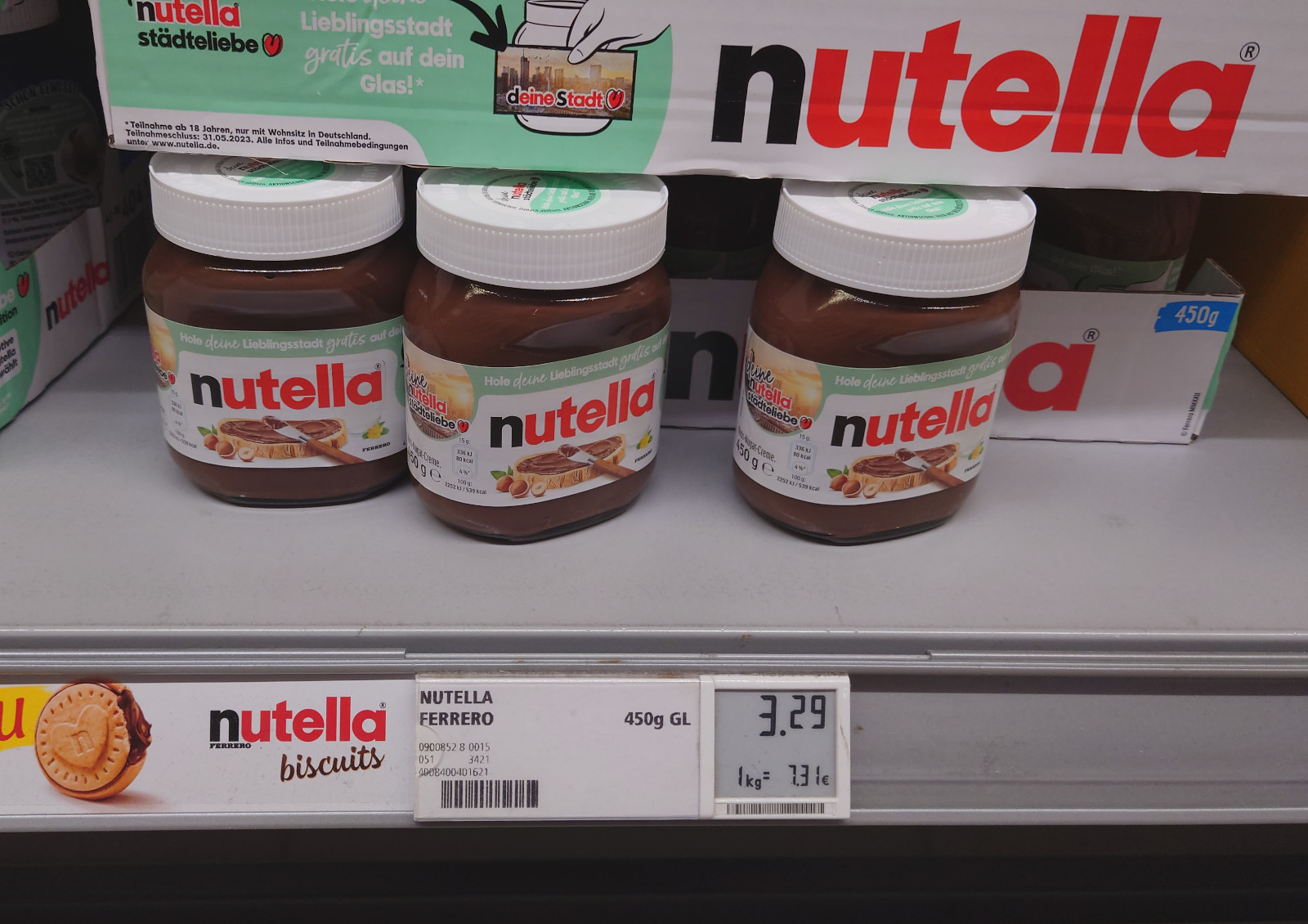 La foto mostra uno scaffale del supermercato con la Nutella.