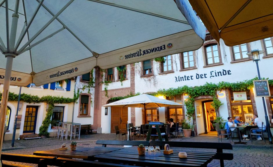 Das Foto zeigt das Restaurant Unter der Linde am St. Arnualer Markt