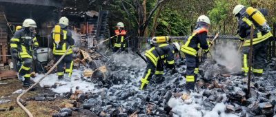 Feuerwehr-Einsatz in Nohfelden: Anwohner verletzt sich bei Löschversuch