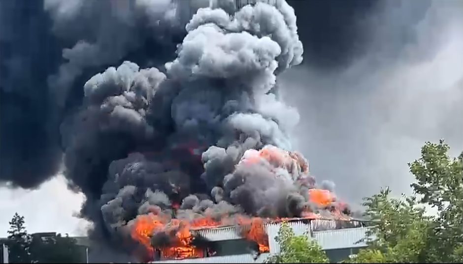 Das Foto zeigt des Brand des Mercedes-Autohauses in Wittlich.