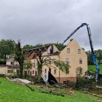Im Eifelort Nusbaum zerstörte die Windhose die Dächer von rund 10 Häusern. Foto: Florian Blaes