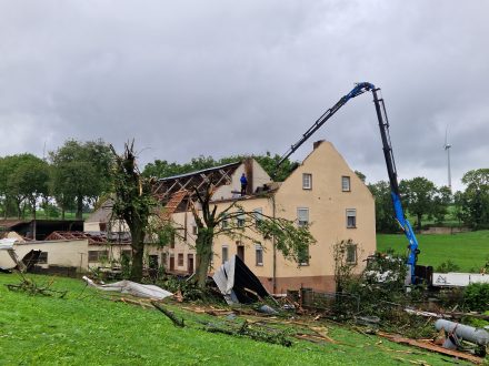 Im Eifelort Nusbaum zerstörte die Windhose die Dächer von rund 10 Häusern. Foto: Florian Blaes