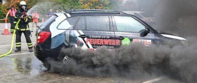 Brennende E-Autos machen beim Löschen Probleme: Saar-Feuerwehr fordert einheitliche Regelungen