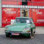 Das Foto zeigt eine Citroën DS vor dem Historischen Museum Saar