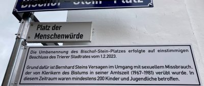 Neue, kleine Schilder hängen am ehemaligen "Bischof-Stein-Platz" in Trier