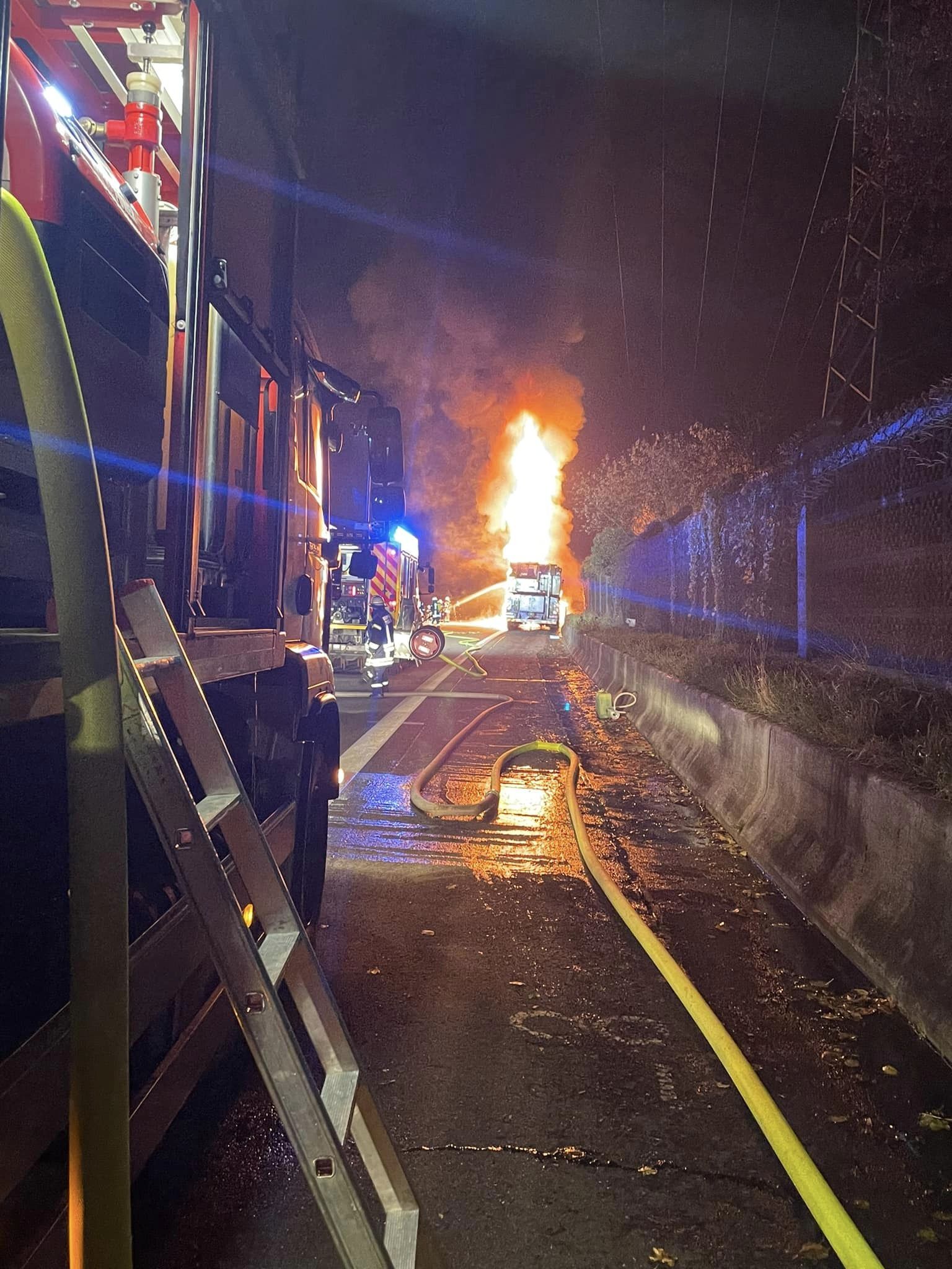 Auto geht auf der A8 bei Schwemlingen und Merzig in Flammen auf