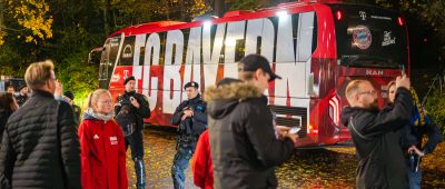 Die Bayern sind da! Der Bus des FC Bayern München kommt in Saarbrücken an. Am Sonntagabend spielt der Rekordmeister gegen den 1. FC Saarbrücken in der DFB-Pokal-Runde. Foto: Christine Funk