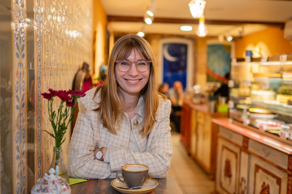 Auf einen Kaffee mit Jeanne Dillschneider: Für das Gespräch hat sie Lilli's Kuchenwerkstatt am St. Johanner Markt gewählt. Foto: Christine Funk