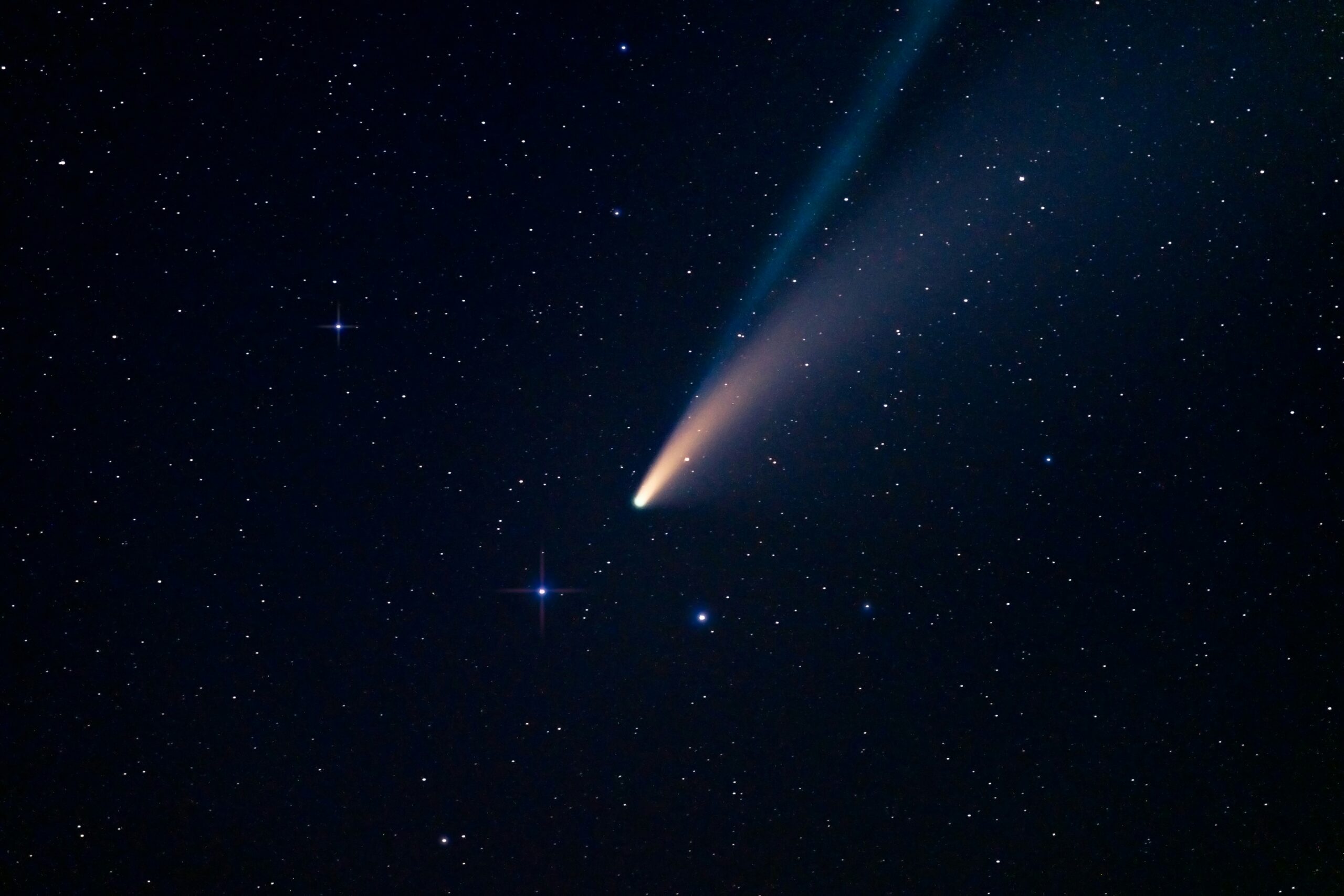 Sebuah komet langka dengan ekor berkilau terlihat di langit malam