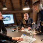 Die Geschäftsführer Konrad Schwarz (Mitte) und Maximilian Leist mit der zertifizierten Sachverständigen Jacqueline Schneider bei einer Immobilienbewertung. Foto: FKS