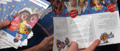 Ein Handzettel für Flüchtlinge mit Verhaltensweisen für Karneval.