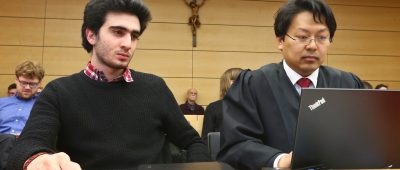 Anas M. (l) sitzt im Landgericht Würzburg (Bayern) neben seinem Rechtsanwalt Chan-jo Jun. Foto: dpa
