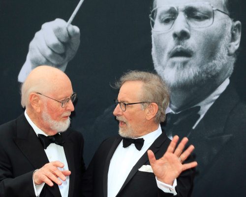 Filmkomponist John Williams (links) komponierte für viele Filme von Steven Spielberg die Musik. Foto: Nina Prommer/EPA/dpa