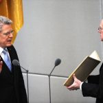 Bundespräsident Joachim Gauck spricht seine Vereidigung. Foto: Rainer Jensen (dpa)