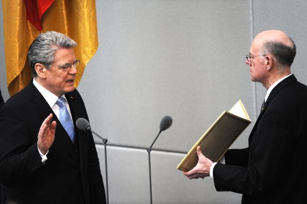 Bundespräsident Joachim Gauck spricht seine Vereidigung. Foto: Rainer Jensen (dpa)