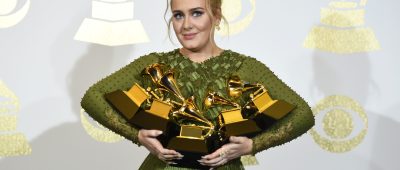 Adele räumte mit fünf Grammys gleich richtig ab. Foto: picture alliance/Chris Pizzello/Invision/AP/dpa