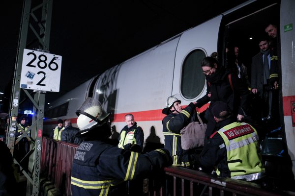 Die Rettungskräfte evakuieren Personen aus einem ICE. Foto: Axel Heimken/dpa.