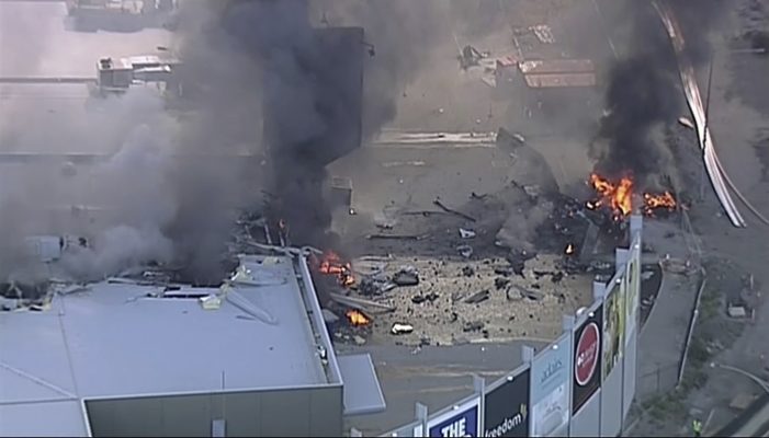 Zum Löschen des Brandes auf dem Einkaufszentrum in Melbourne mussten 90 Feuerwehrmänner ausrücken. Foto: 
picture alliance / Uncredited/Channel 9/AP/dpa.