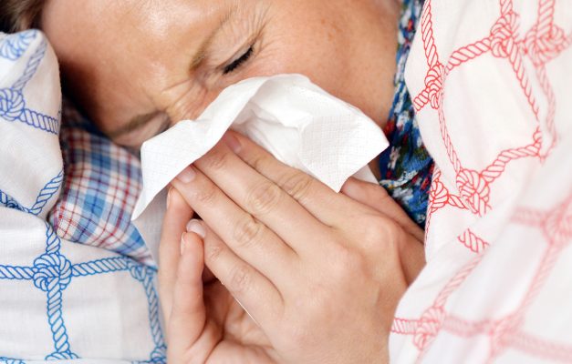 Die laufende Nase ist ein klassisches Symptom für eine Grippe. Foto: Maurizio Gambarini/dpa.