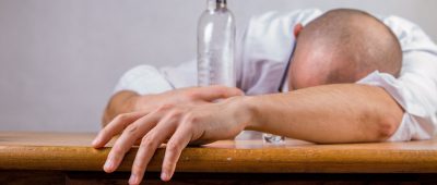 Kopfschmerzen, Schwindel, Unwohlsein - die Symptome einer leichten Alkoholvergiftung.