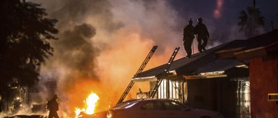Rauch steigt auf an dem Haus, in das in der Nacht ein Kleinflugzeug gestürzt ist. Foto: Watchara Phomicinda/The Press-Enterprise/AP/dpa.