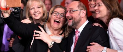 Anke Rehlinger und Martin Schulz (Mitte) machen ein Selfie. Foto: Rainer Jensen/dpa.
