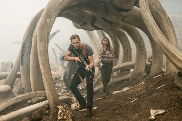 Tom Hiddleston und Brie Larson in einer Szene aus dem Film "Kong: Skull Island". Foto: Warner Bros. Pictures/dpa.
