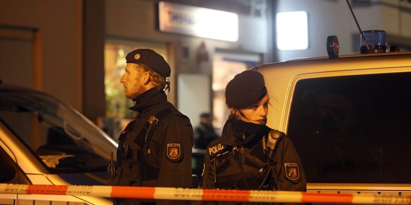 Polizeibeamte stehen in Herne vor dem Imbiss, in dem der mutmaßliche Kindermörder Marcel H. gefasst wurde. Foto: Roland Weihrauch/dpa.