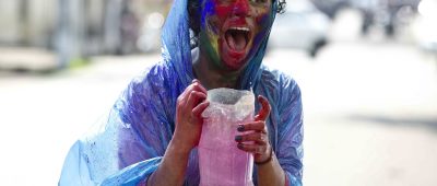 In Indien wird beim Holi-Festival auch farbiges Wasser auf andere ausgeschüttet. Foto: Anupam Nath/AP/dpa.