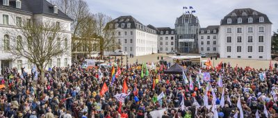 Tausende Menschen zogen gegen die NPD durch Saarbrücken. Bei der Kundgebung am Schloss fanden die Redner deutliche Worte. Foto: becker&bredel