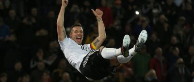 Podolski ließ sich nach dem Spiel richtig feiern. Foto: Ina Fassbender/dpa.