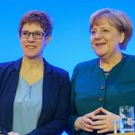 Annegret Kramp-Karrenbauer (links) und Angela Merkel (rechts) bei einer Tagung der CDU. Archivfoto: Oliver Dietze/dpa.