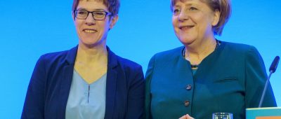 Annegret Kramp-Karrenbauer (links) und Angela Merkel (rechts) bei einer Tagung der CDU. Archivfoto: Oliver Dietze/dpa.
