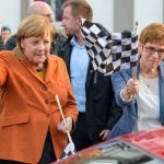 Deutschlands Bundeskanzlerin Angela Merkel (CDU) (links) und Saarlands Ministerpräsidentin Annegret Kram-Karrenbauer (CDU) (rechts). Foto: Oliver Dietze/dpa.